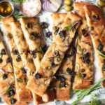 خبز الزيتون والبصل من المطبخ التونسي المميز