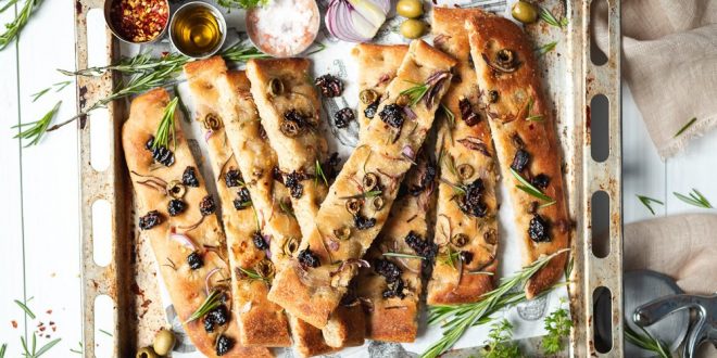 خبز الزيتون والبصل من المطبخ التونسي المميز